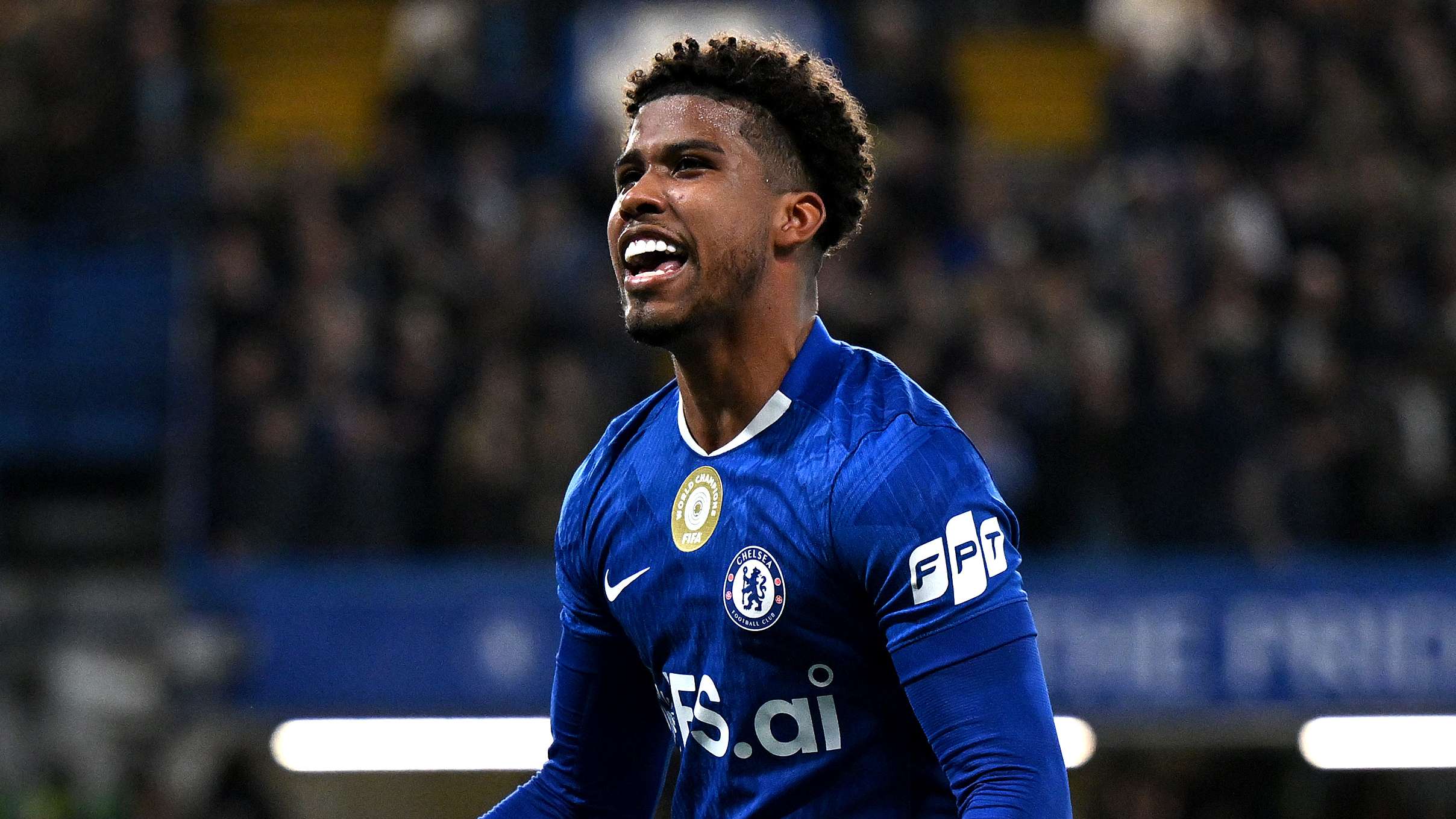Man Utd & Chelsea agree £50m Santos deal  