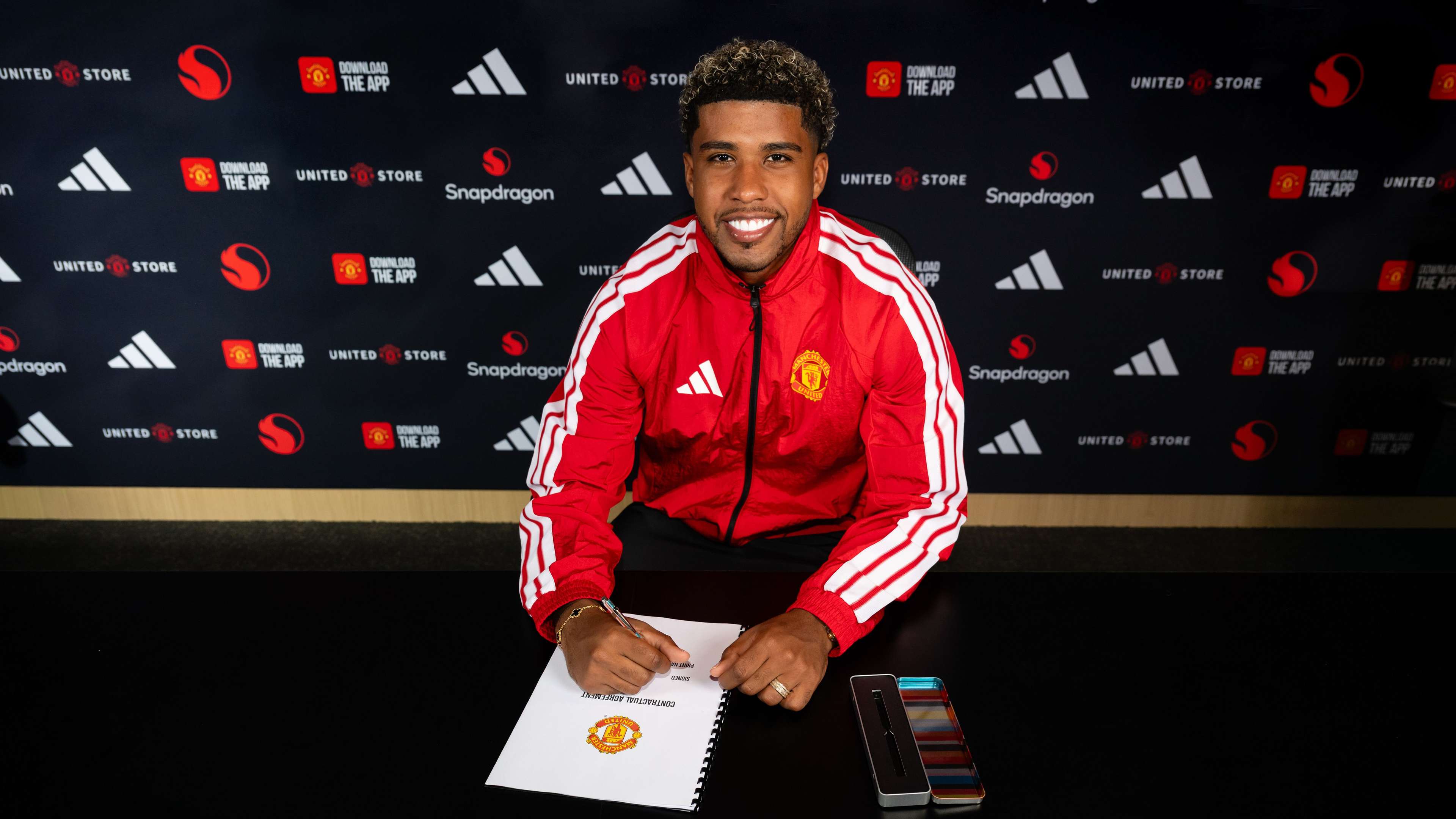 Santos completes 'dream' £50m transfer to Man Utd from Chelsea  