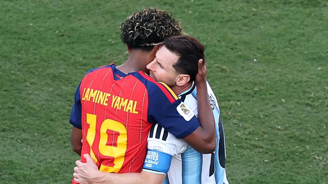 Topps honours Messi and Yamal's iconic photo  