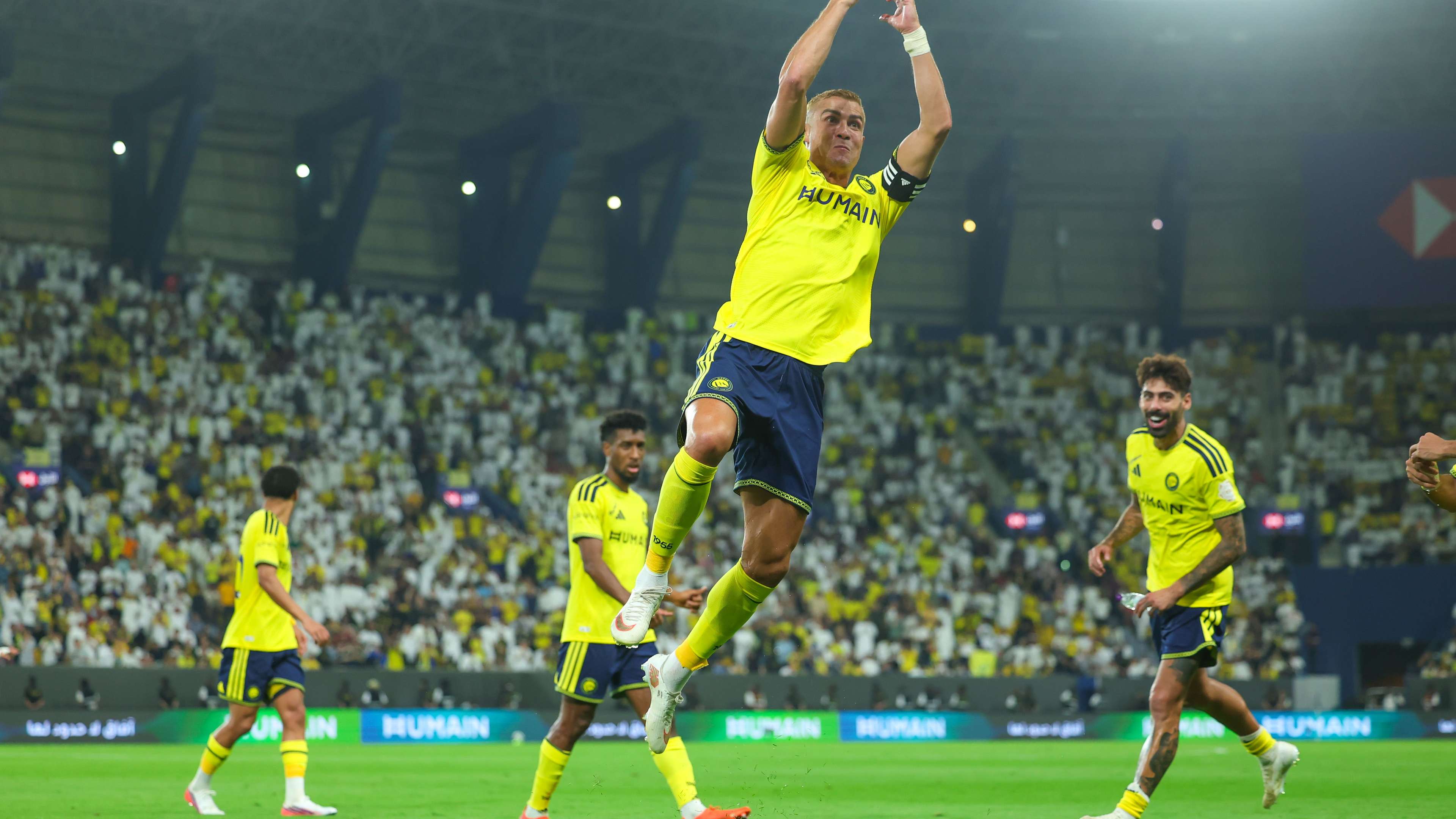 Video: Ronaldo saves Al-Nassr from Al-Taawoun's trap and sits atop the Roshn League  