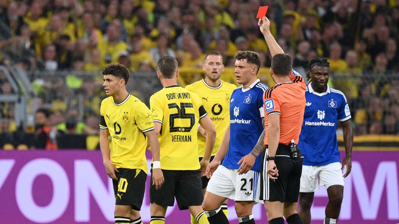 “I find that even worse”: Inacio throws bottle at BVB logo  