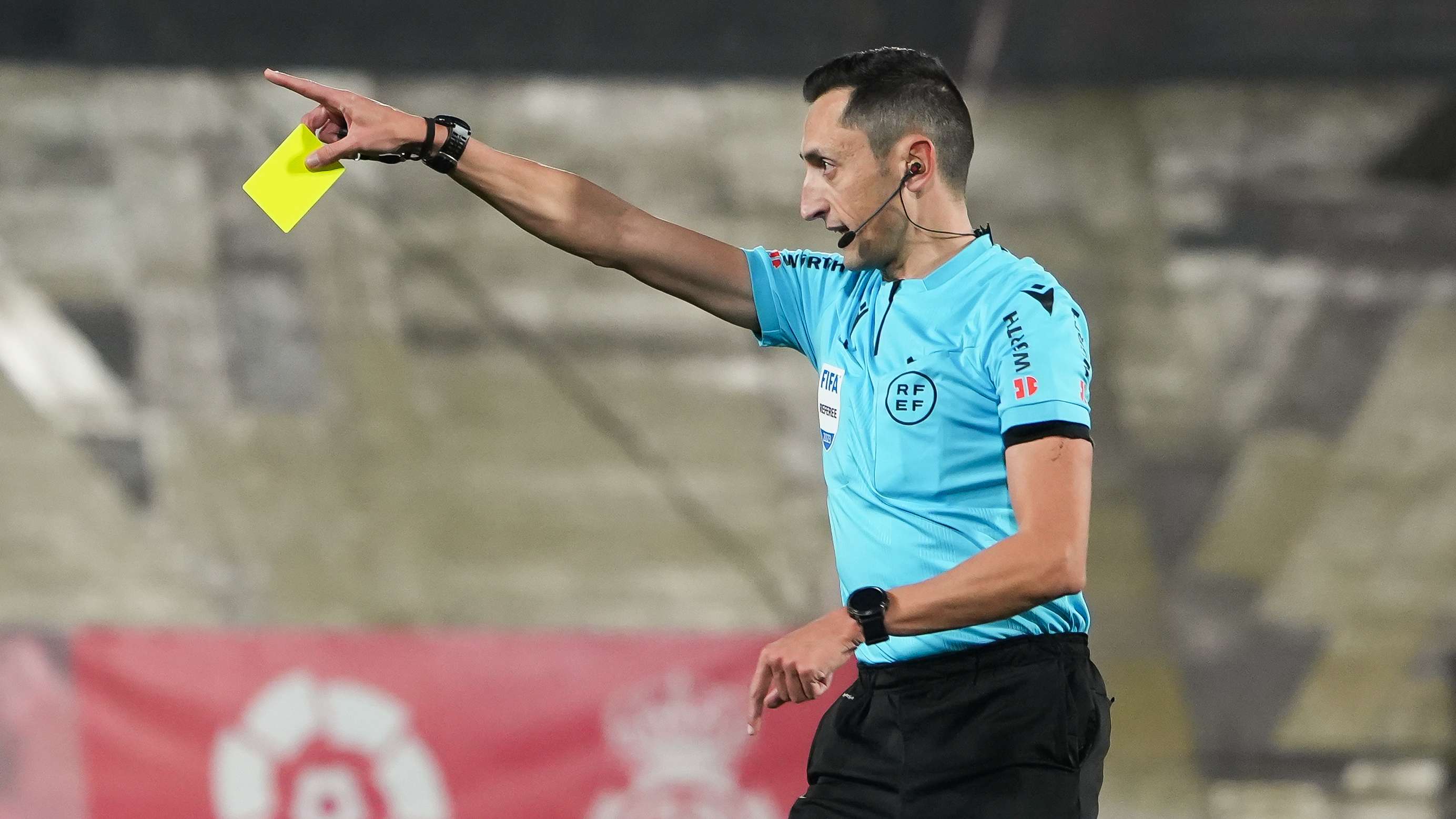 In video: bizarre moment that almost spoiled the Al-Qadsiah and Al-Ettifaq clash: referee shows the red card then apologises!  