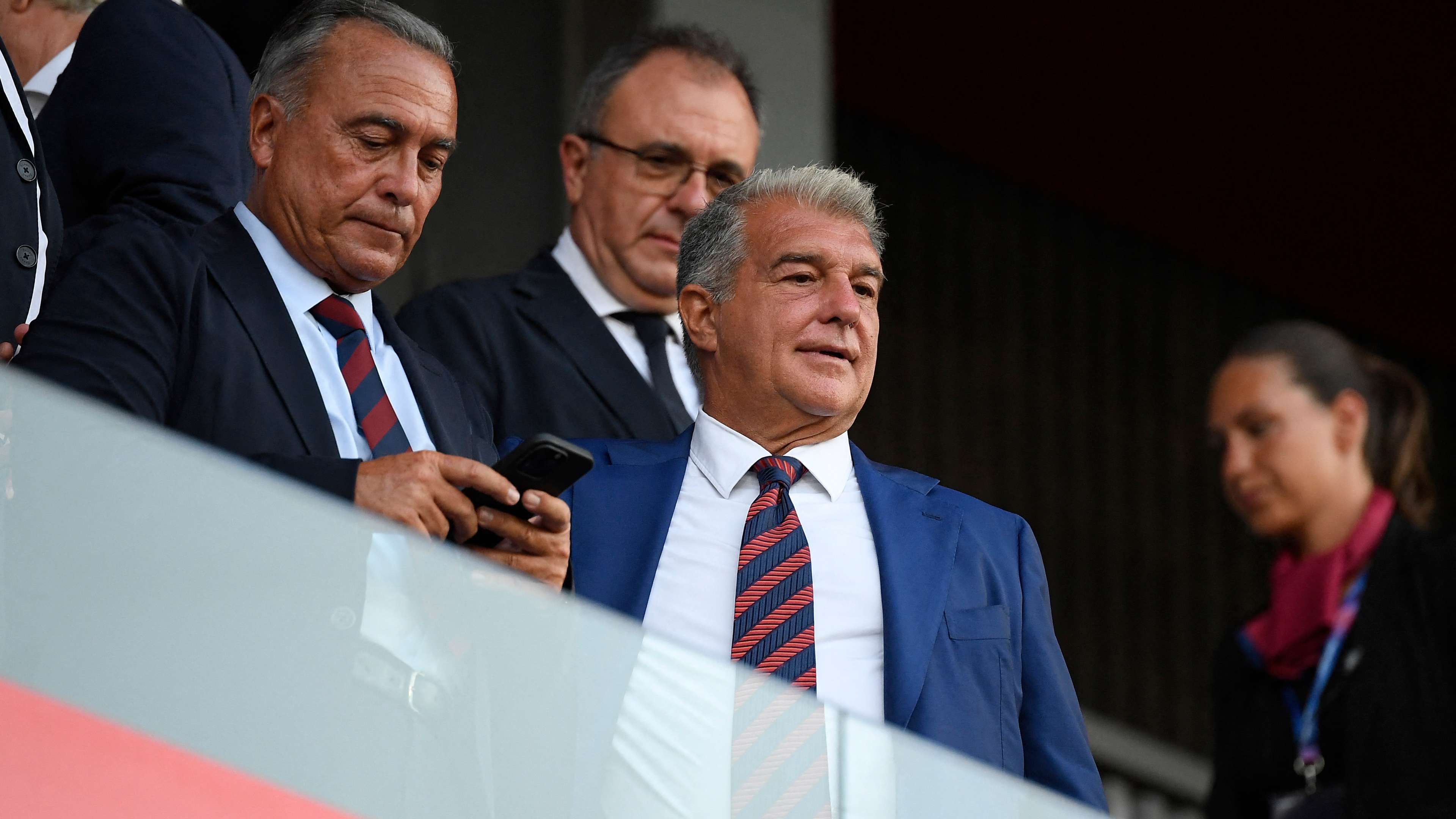 Laporta and Rafa Yuste fly to the Netherlands on a humanitarian mission  