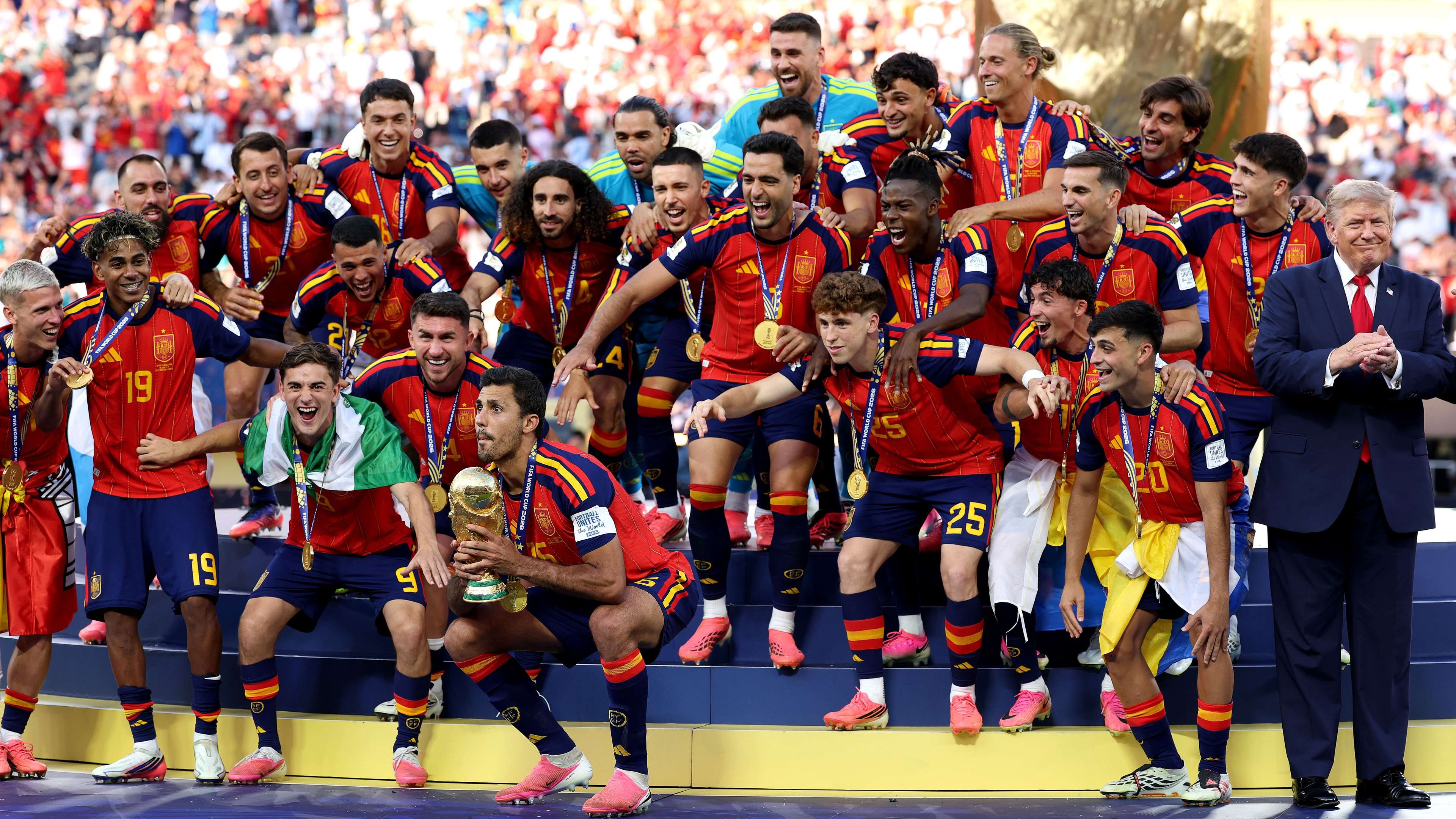 Bonus del Mundial? No - let me correct that.

World Cup bonus: Spain star gives up one million euros to federation staff  