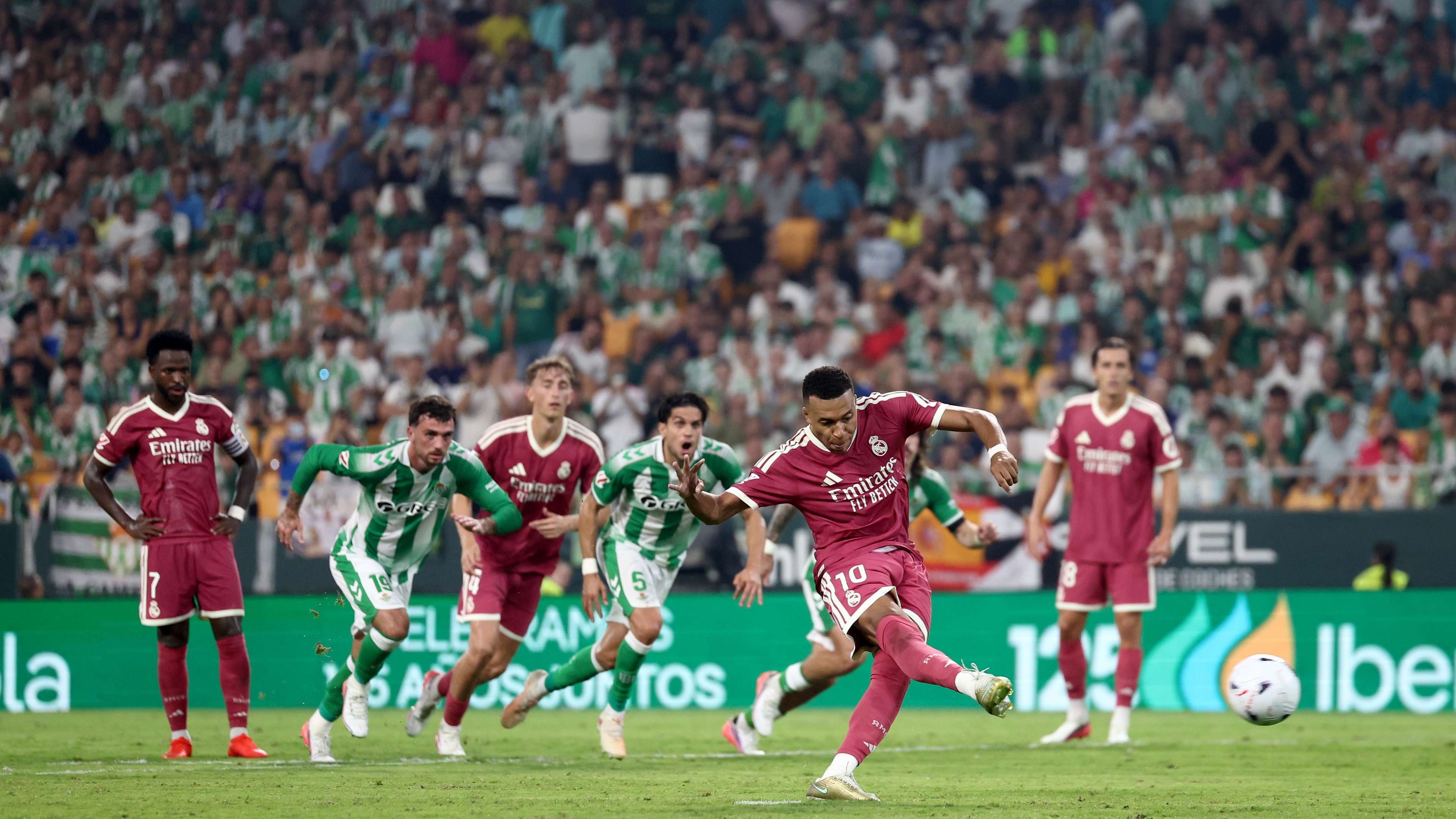 Bartra's foot decides the retake: what does the law say about Mbappé's penalty?  
