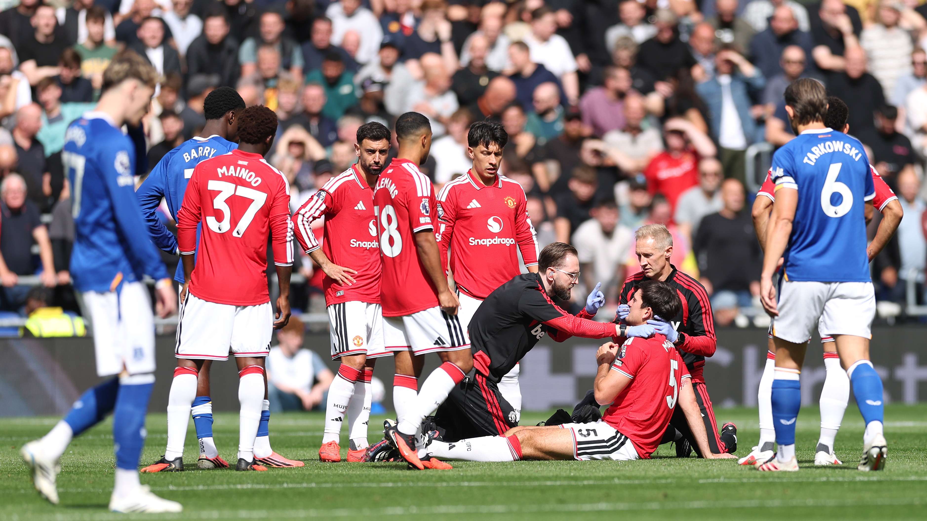 Blood loss: horrific injury to Maguire in the Manchester United and Everton match  