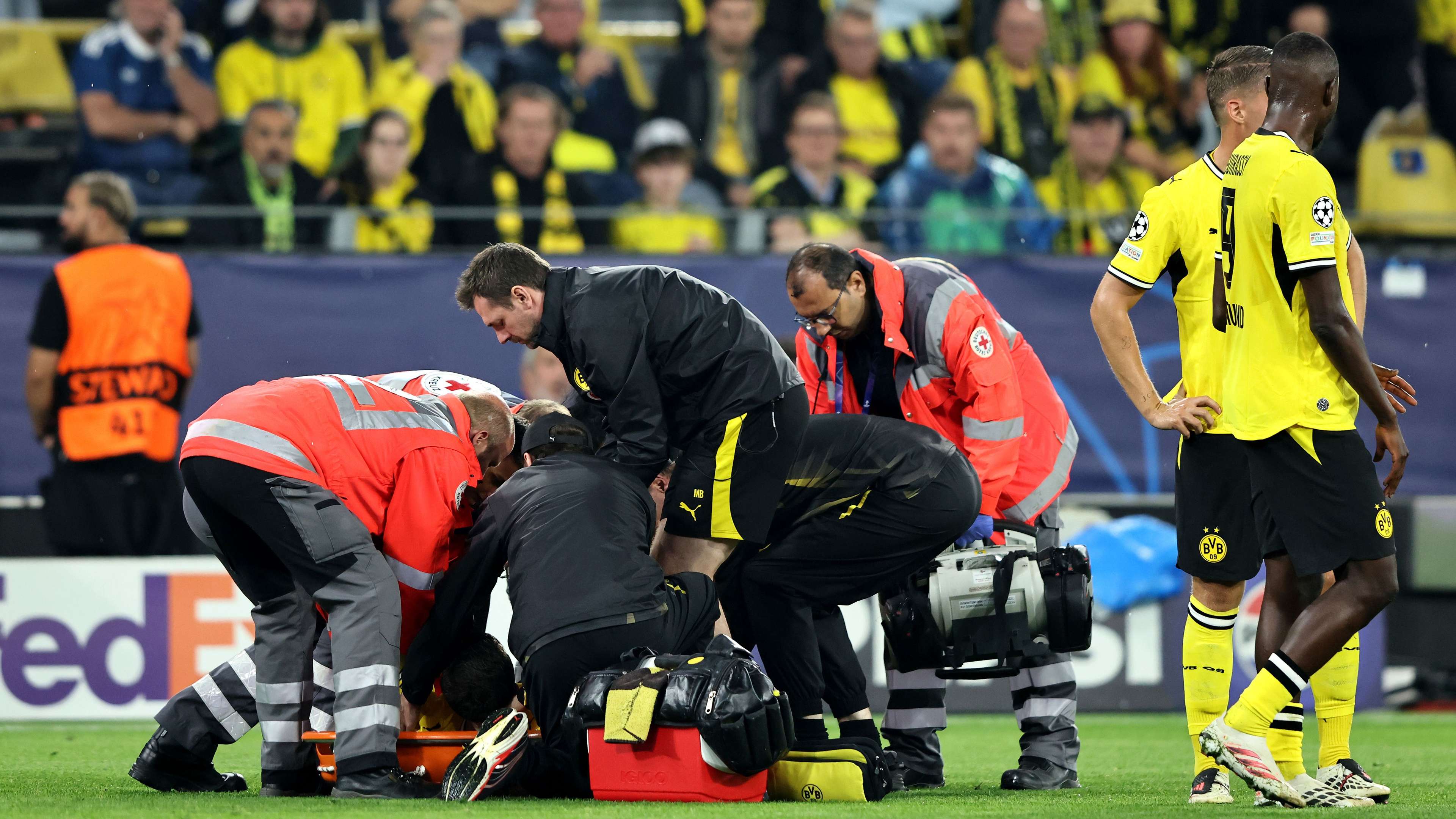 Karetsas carried off on a stretcher! Dortmund shock in the Champions League  