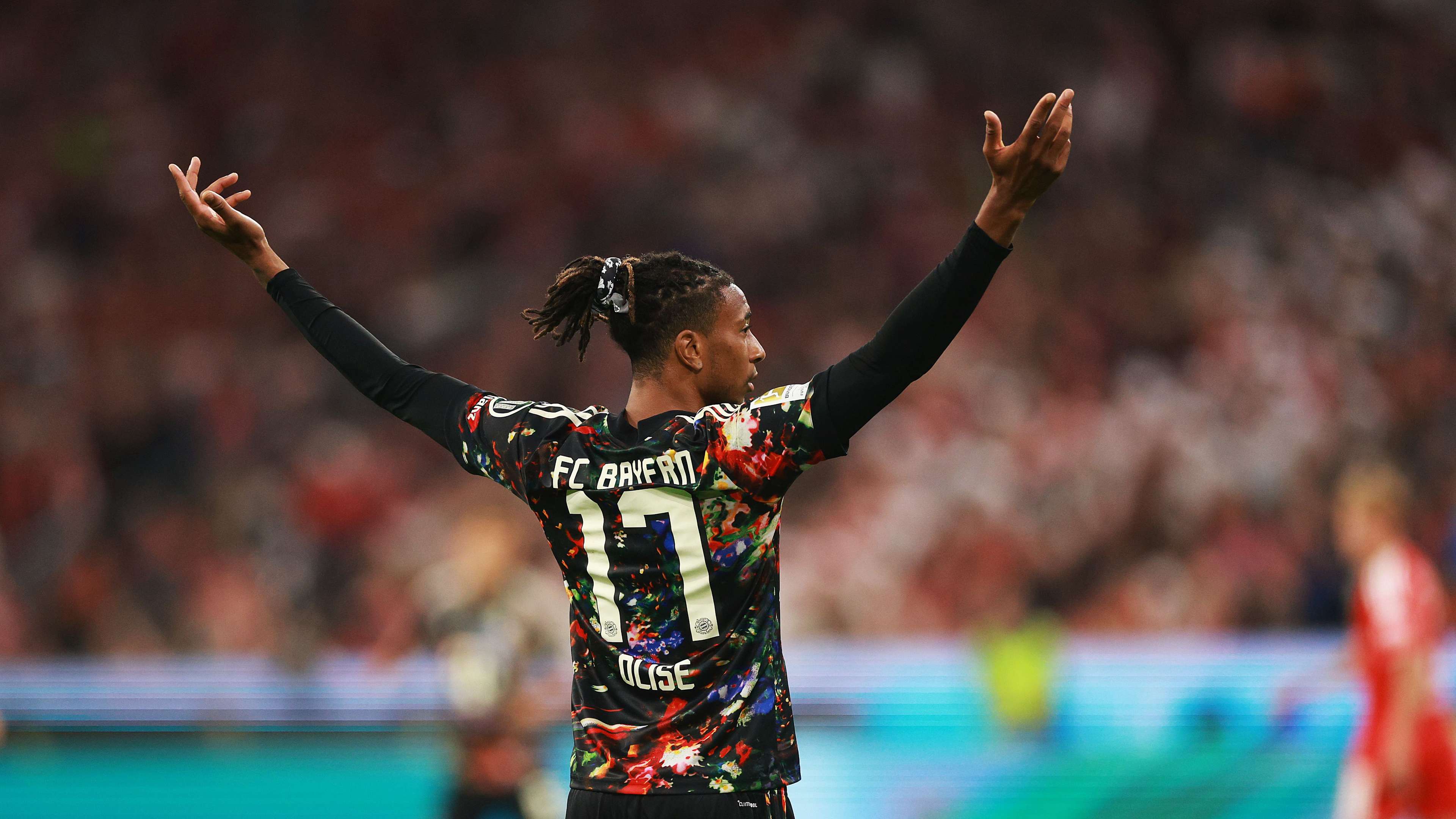 Photo: Olise steals the spotlight with a bizarre look at Bayern celebrations  