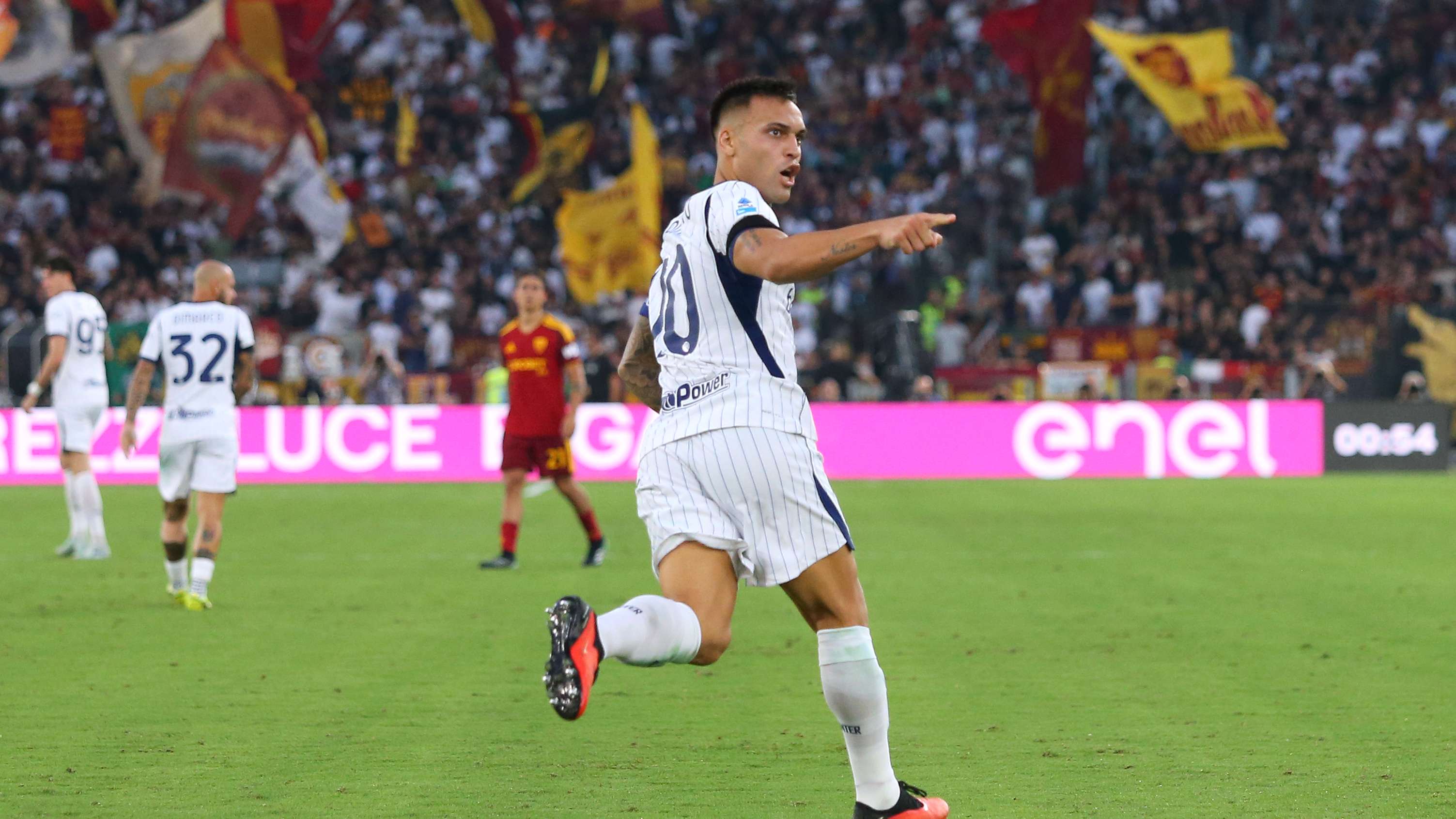 Inter make a mistake and come from behind again against Roma: from 2-0 to 2-2, Lautaro responds to Koné  