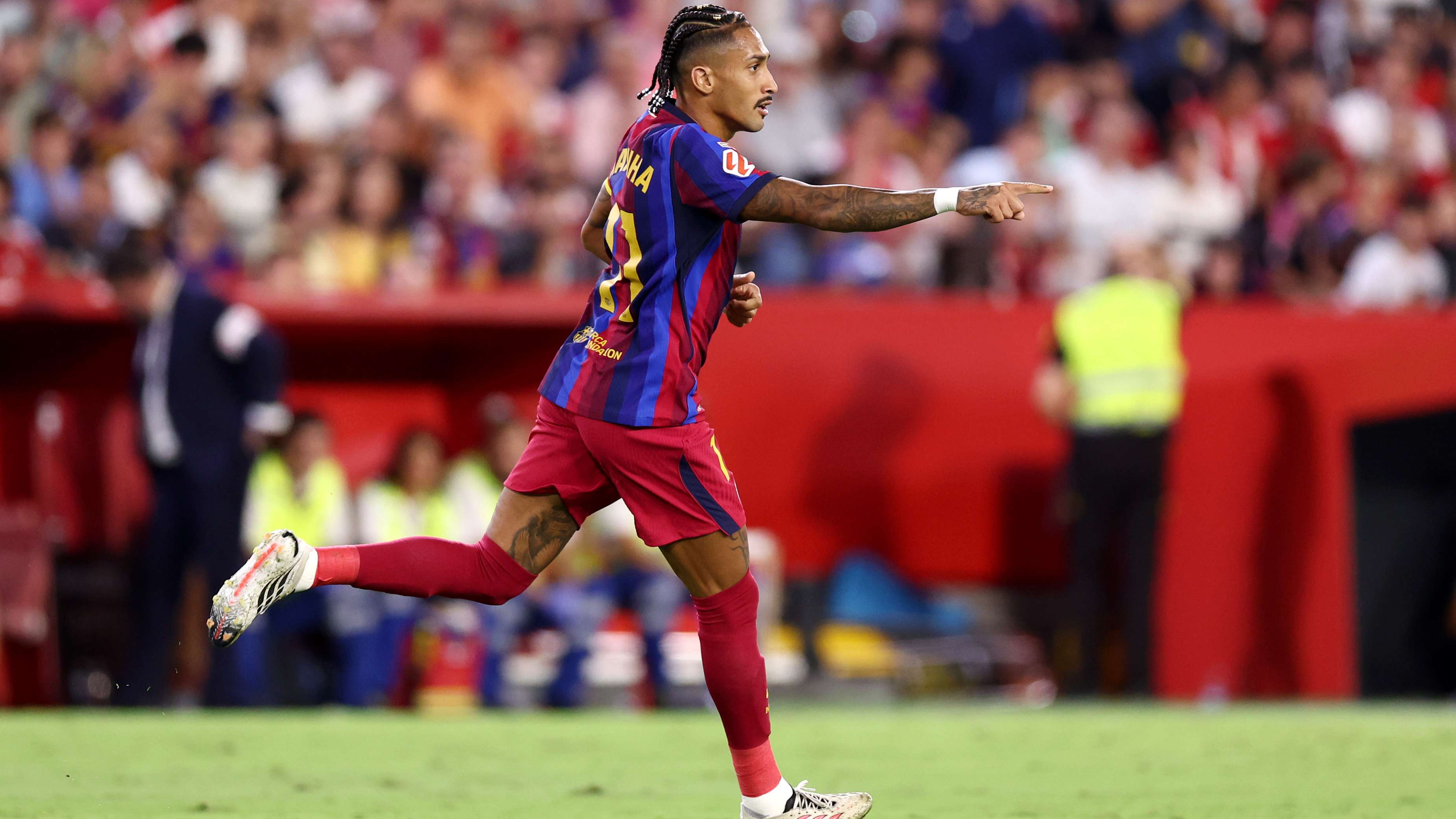 Raphinha opens the book of Brazilian magic: a hat-trick and 12 goals in a fiery start  
