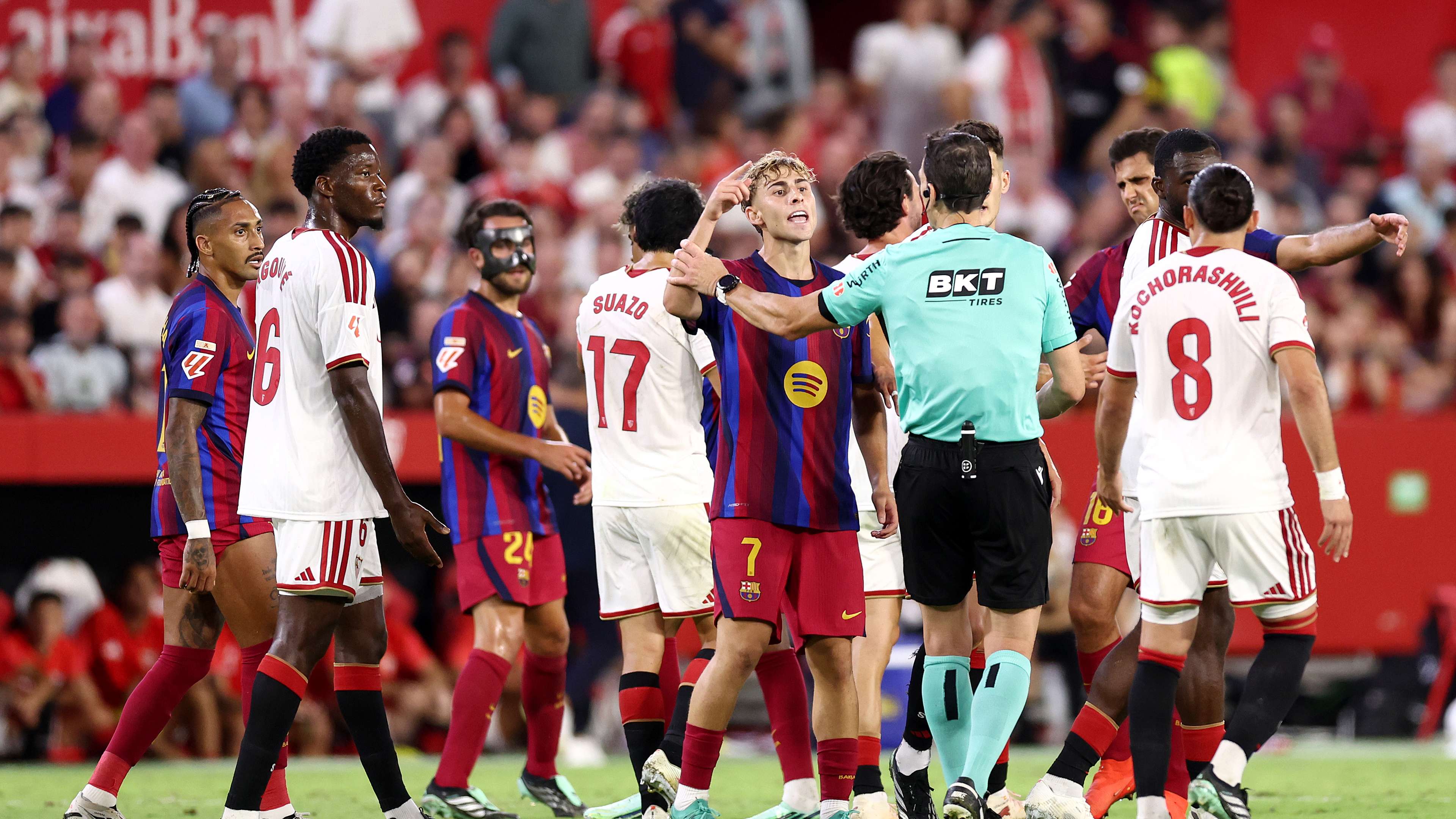Lamine Yamal sparks controversy after his fall against Sevilla  