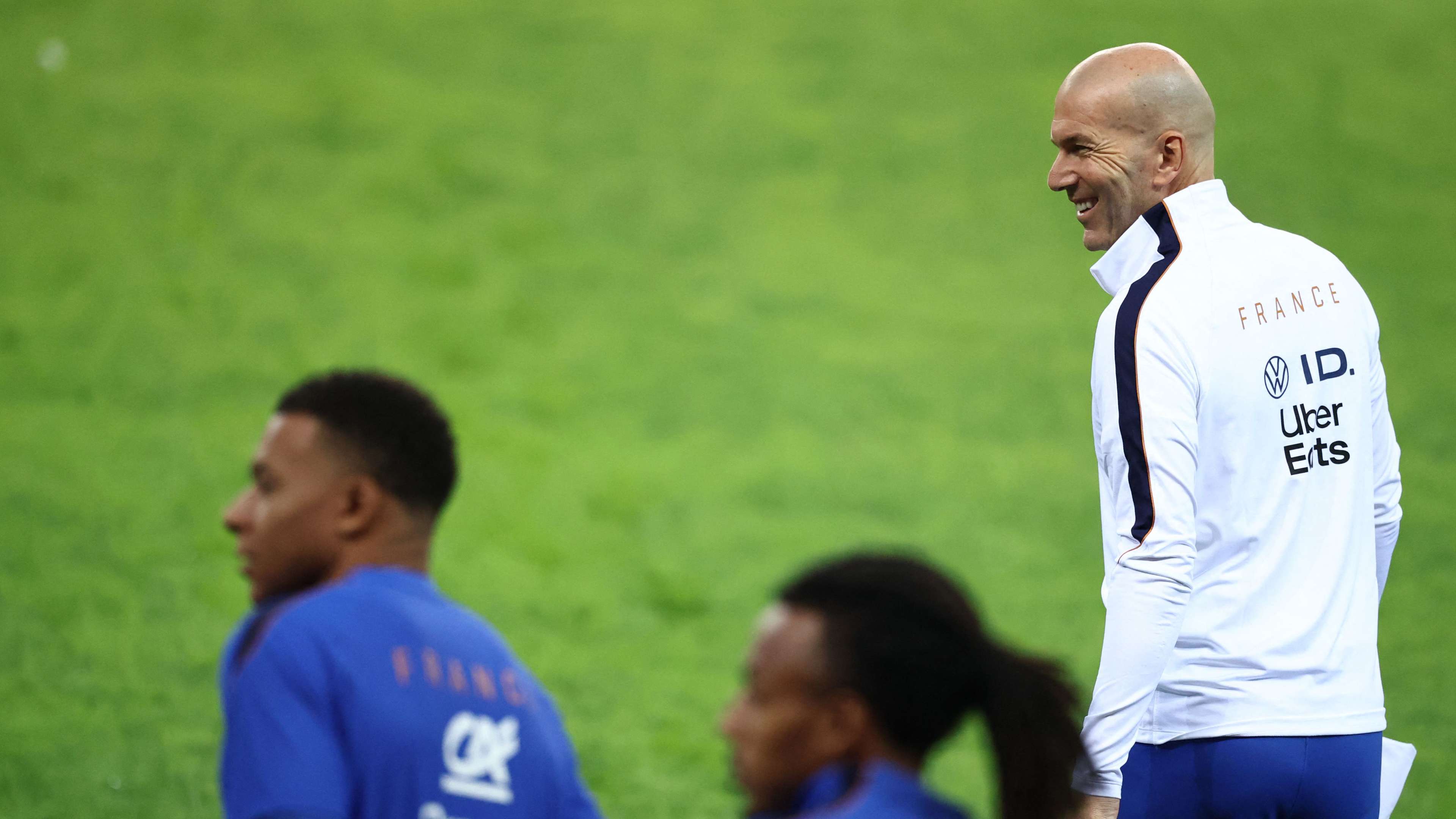 Zidane bans barbers from France camp  