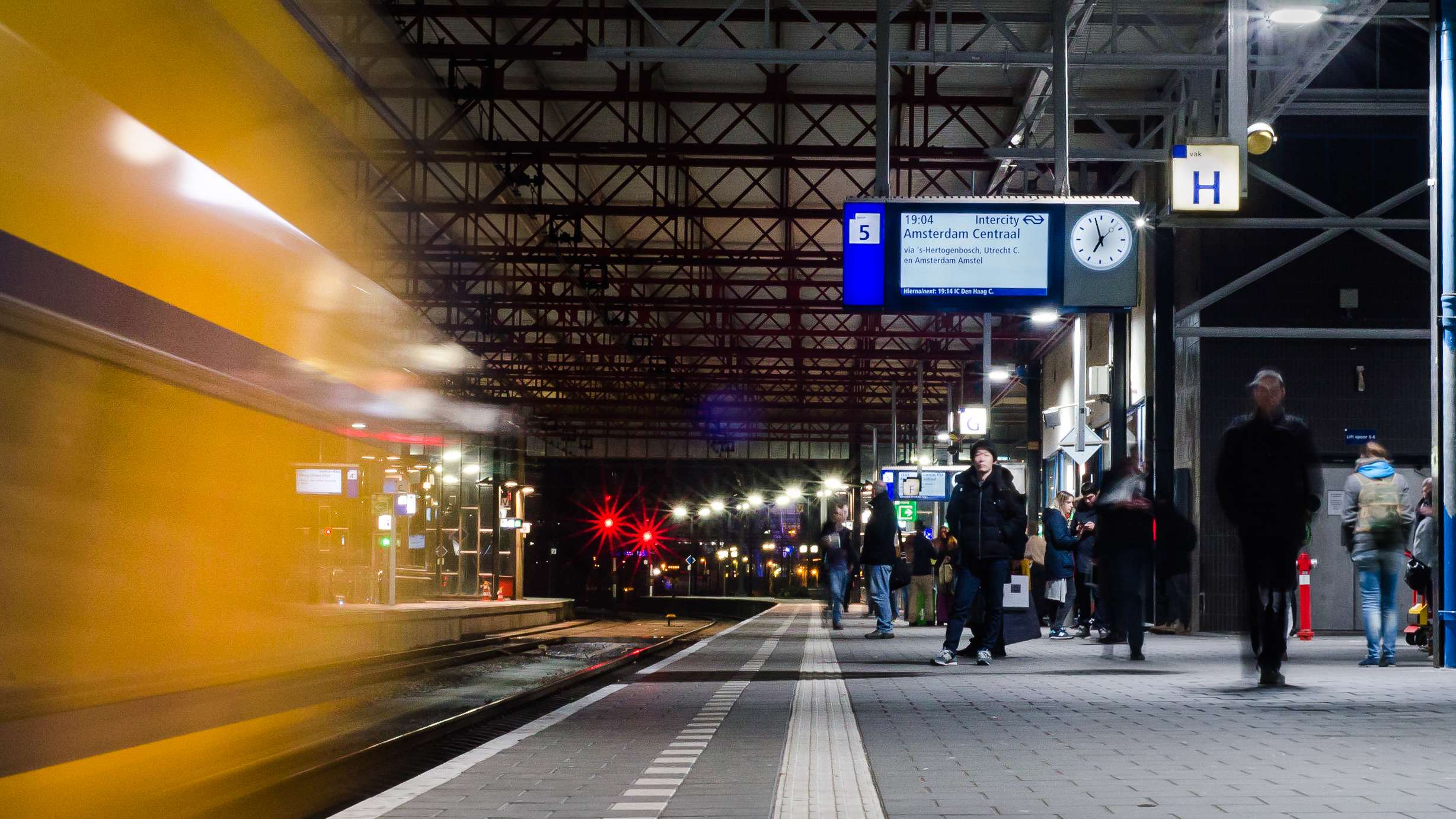 Drunk PSV supporter causes major panic in Eindhoven  