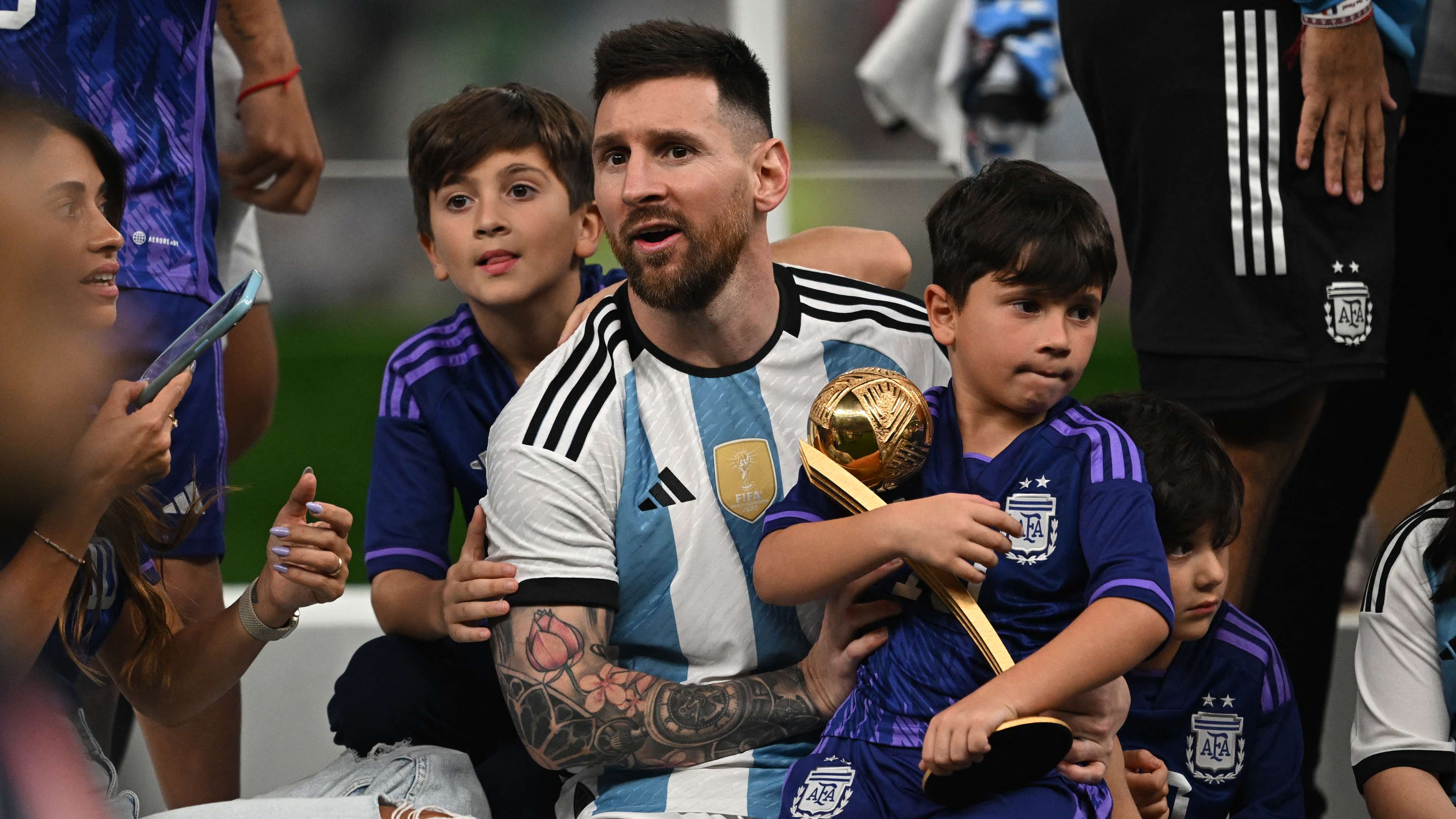 What's the secret? Como's shirt raises questions at Messi's home  