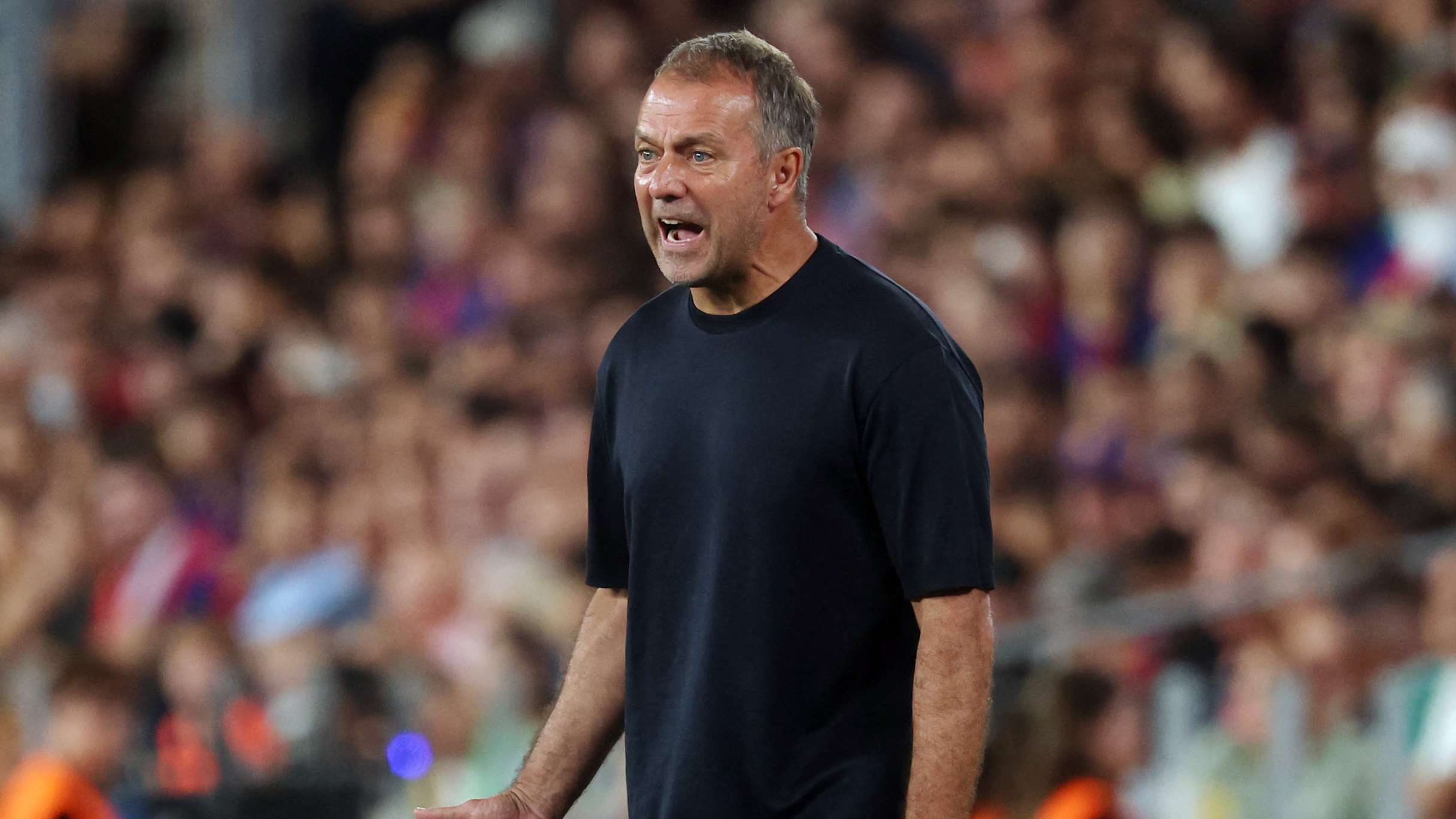 Flick warns Barcelona players of the "hostile atmosphere"  