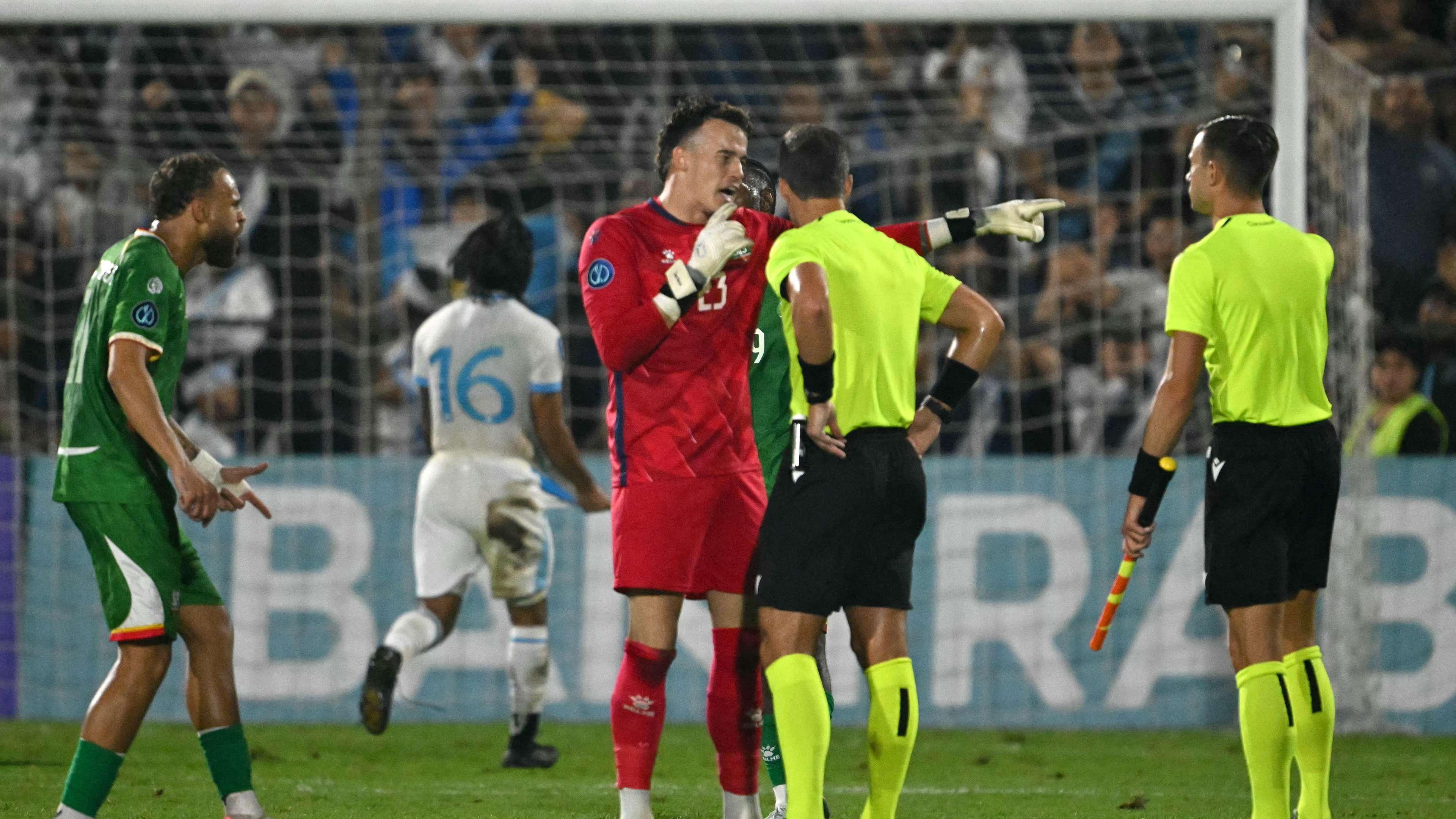 Guatemalan media are merciless towards Vaessen and urge CONCACAF to take action  