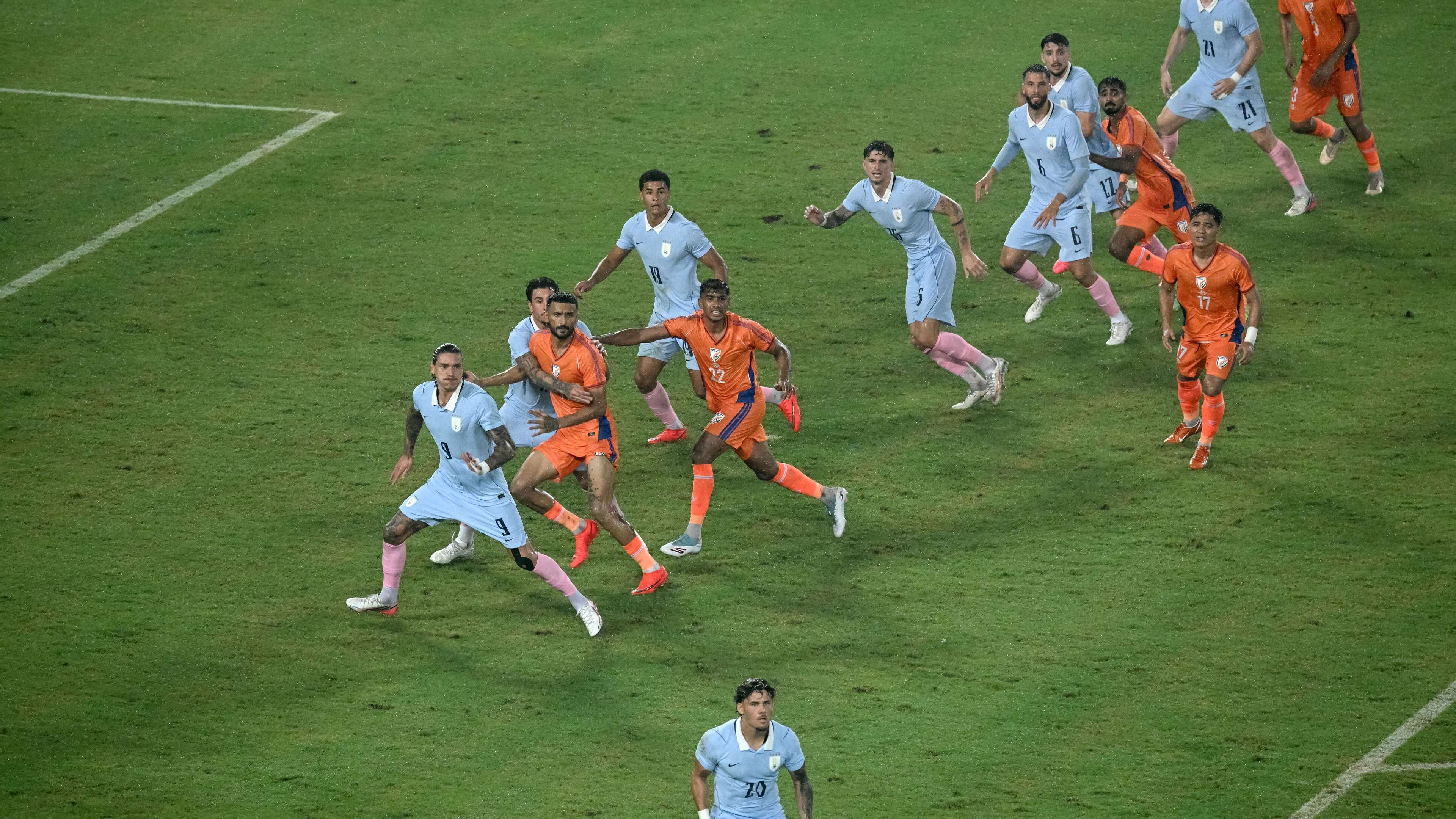 A lightning bolt halts the Uruguay v India match: Nunez and Bentancur flee to the dressing rooms  