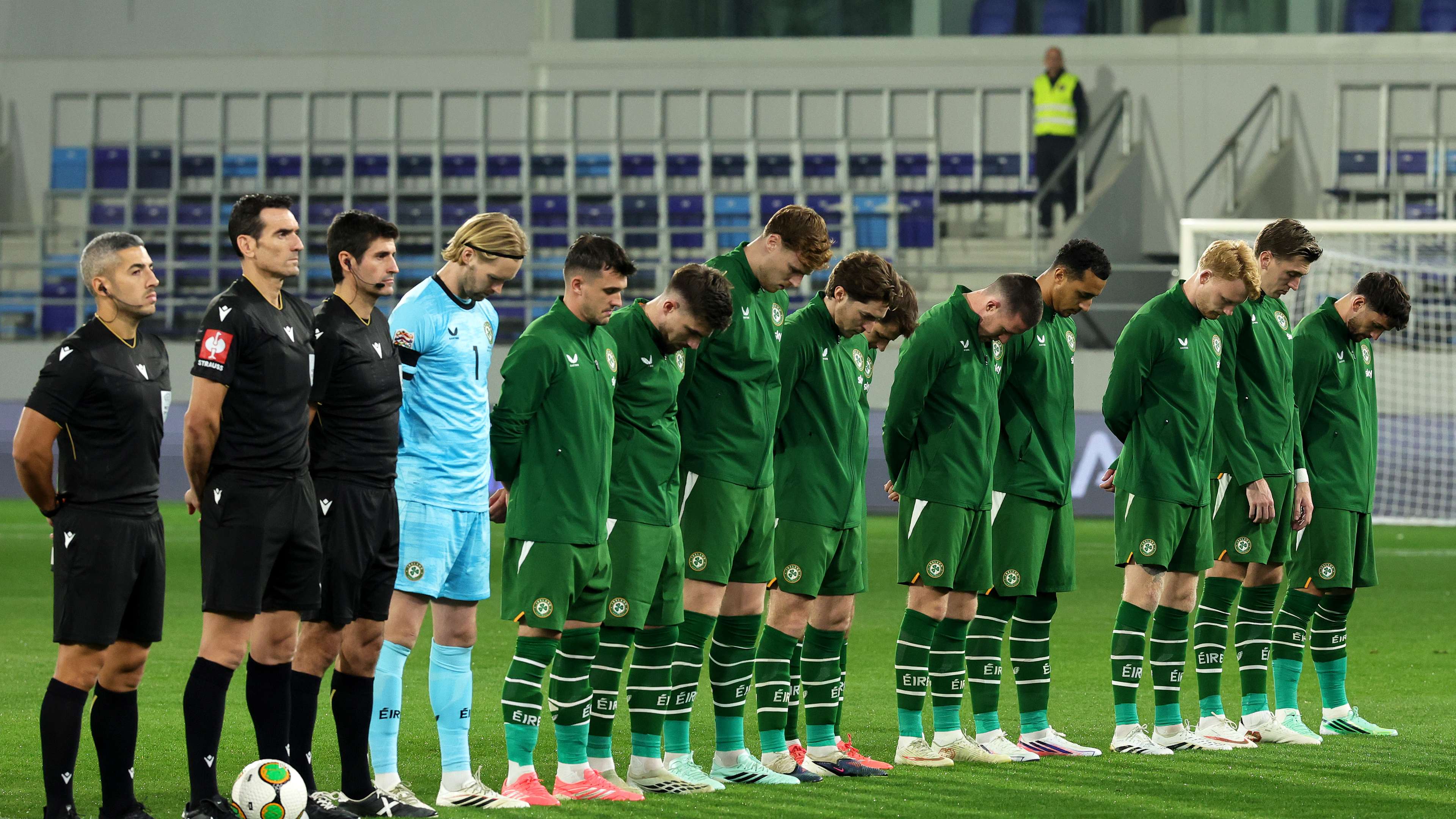 Heads bow and the stadium falls silent: an Irish message in the face of the Zionist entity  