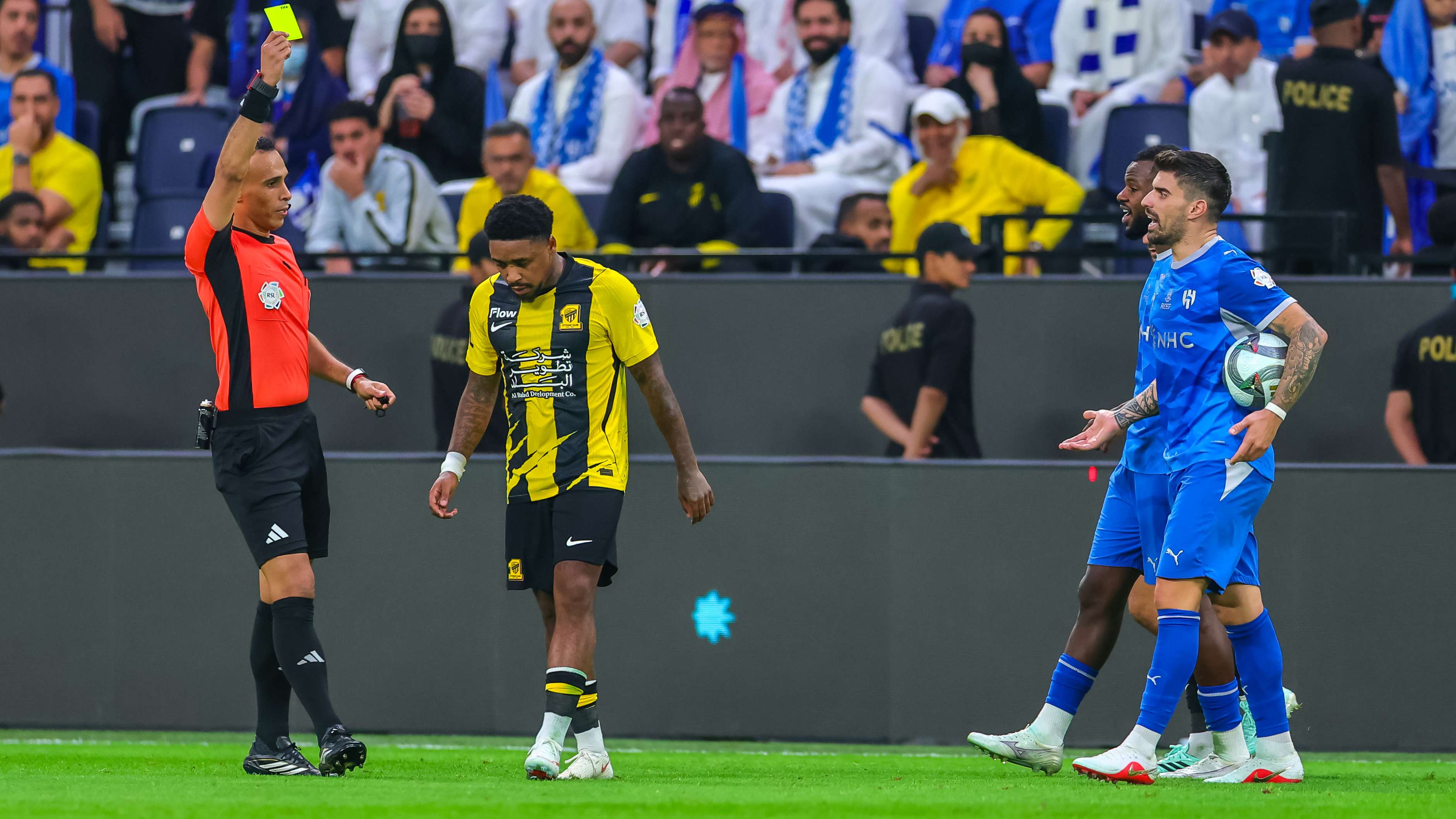 Video: utter chaos: clashes and security intervention at the end of the Al-Hilal and Al-Ittihad clash  