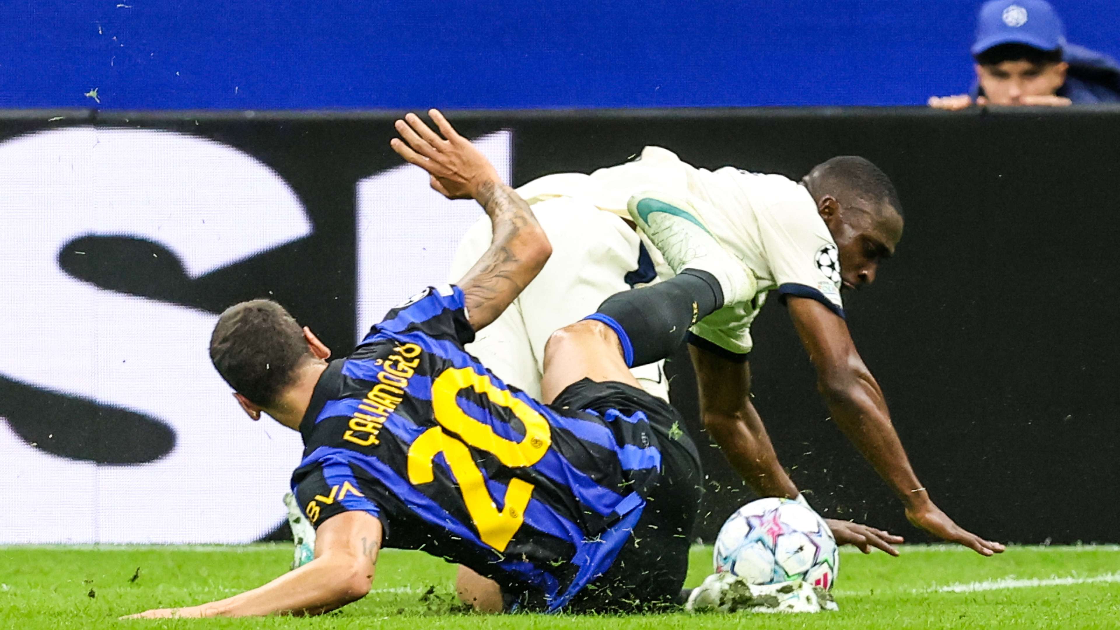 Inter-Club Brugge, refereeing review: protests over both of Lautaro’s goals. Calhanoglu booked over the penalty, a goal disallowed  