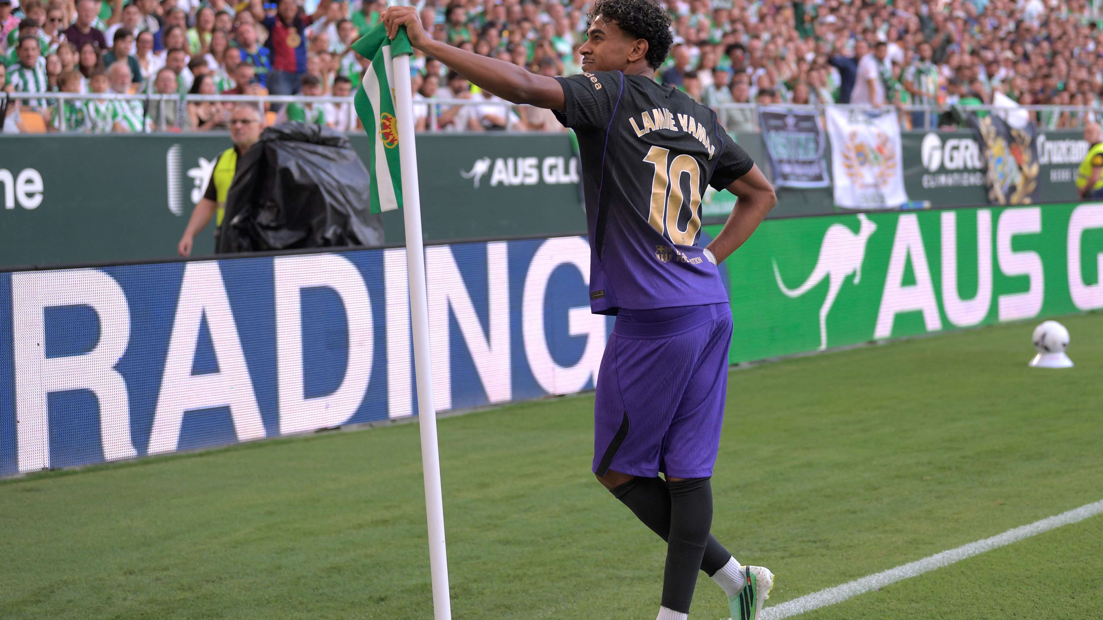 Video: Lamine Yamal finds the Real Betis net with a stunning goal  