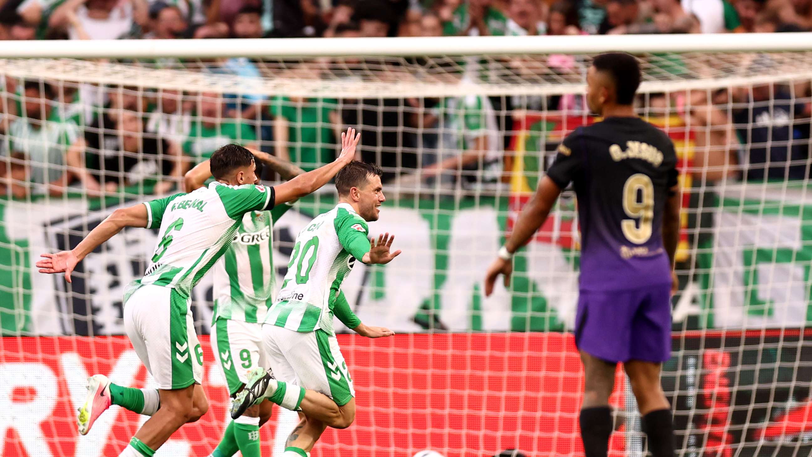 Barcelona players sway the referee: VAR 'on demand' in Betis's disallowed goal!  