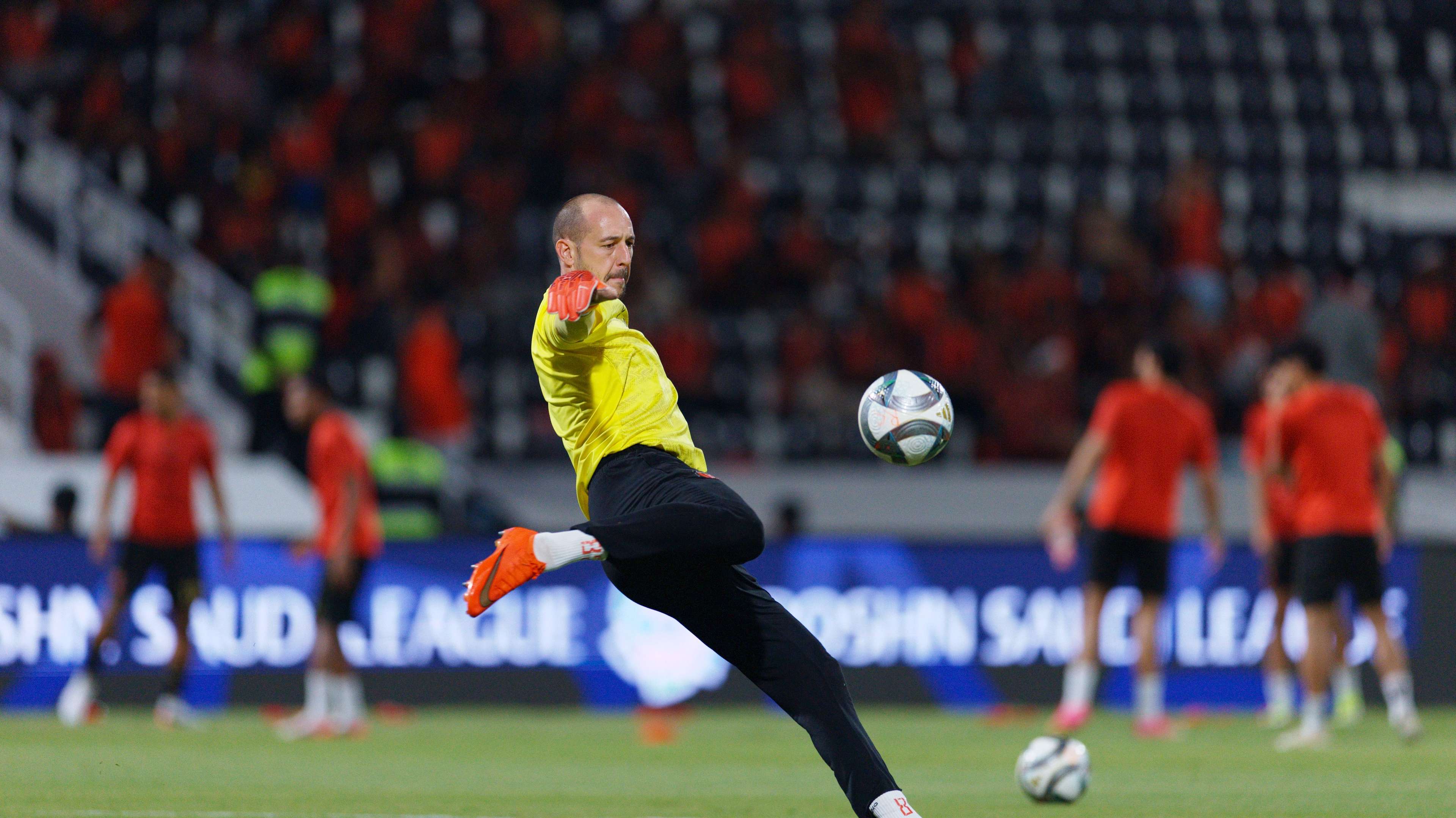 On video: a catastrophic error from the Al-Riyadh goalkeeper hands Al-Qadsiah a precious gift  